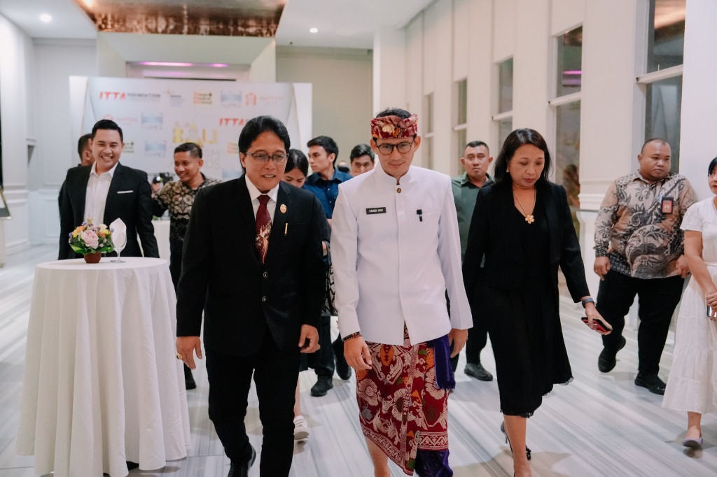 Malam Penganugerahan 9 Tahun Bali Tourism Award 2024/2025, Bupati Giri Prasta Terima Penghargaan Bali Leader in Innovative Government